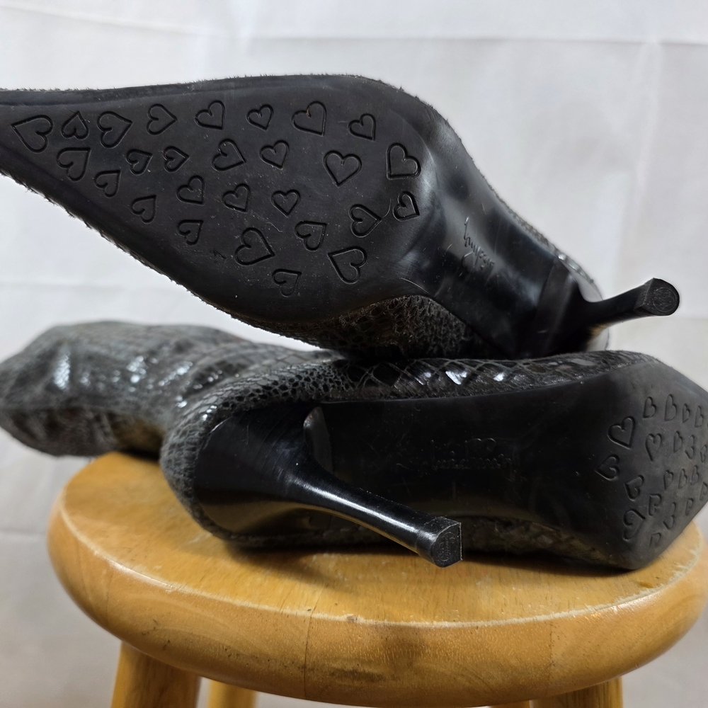Elegant Black Croc-Embossed Knee-High Boots - Picture 6 of 9